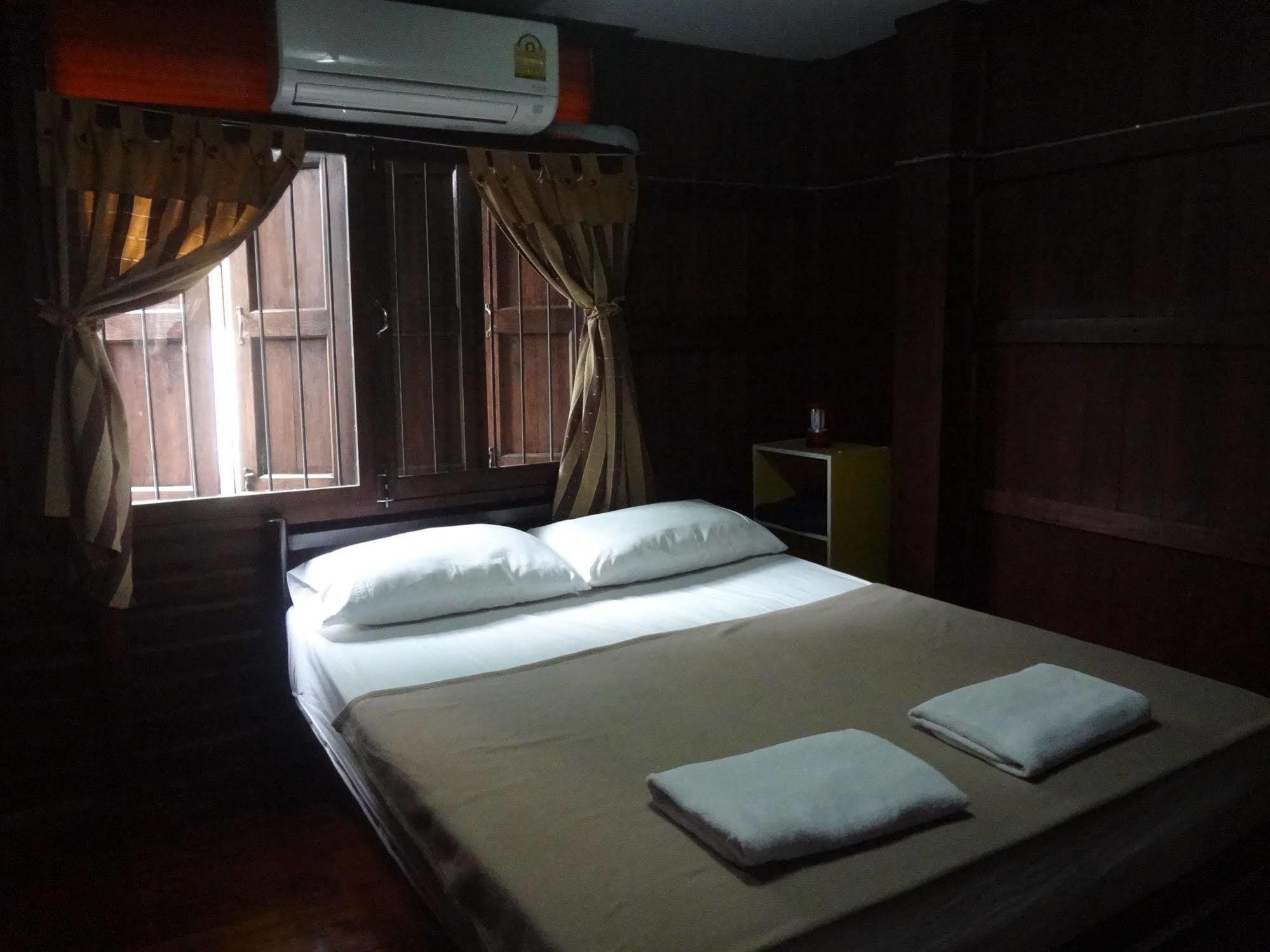 Baan Mai Guesthouse Mae Hong Son Ngoại thất bức ảnh