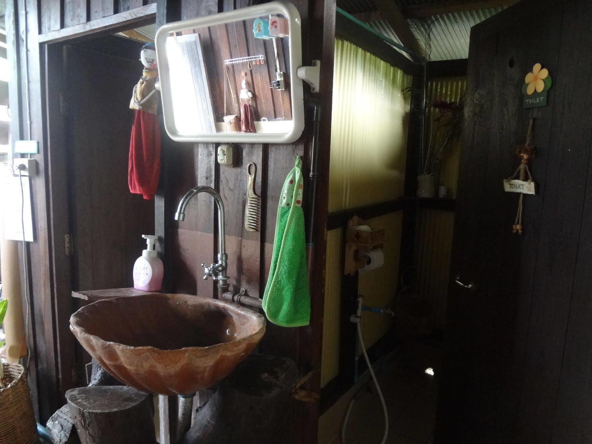 Baan Mai Guesthouse Mae Hong Son Ngoại thất bức ảnh